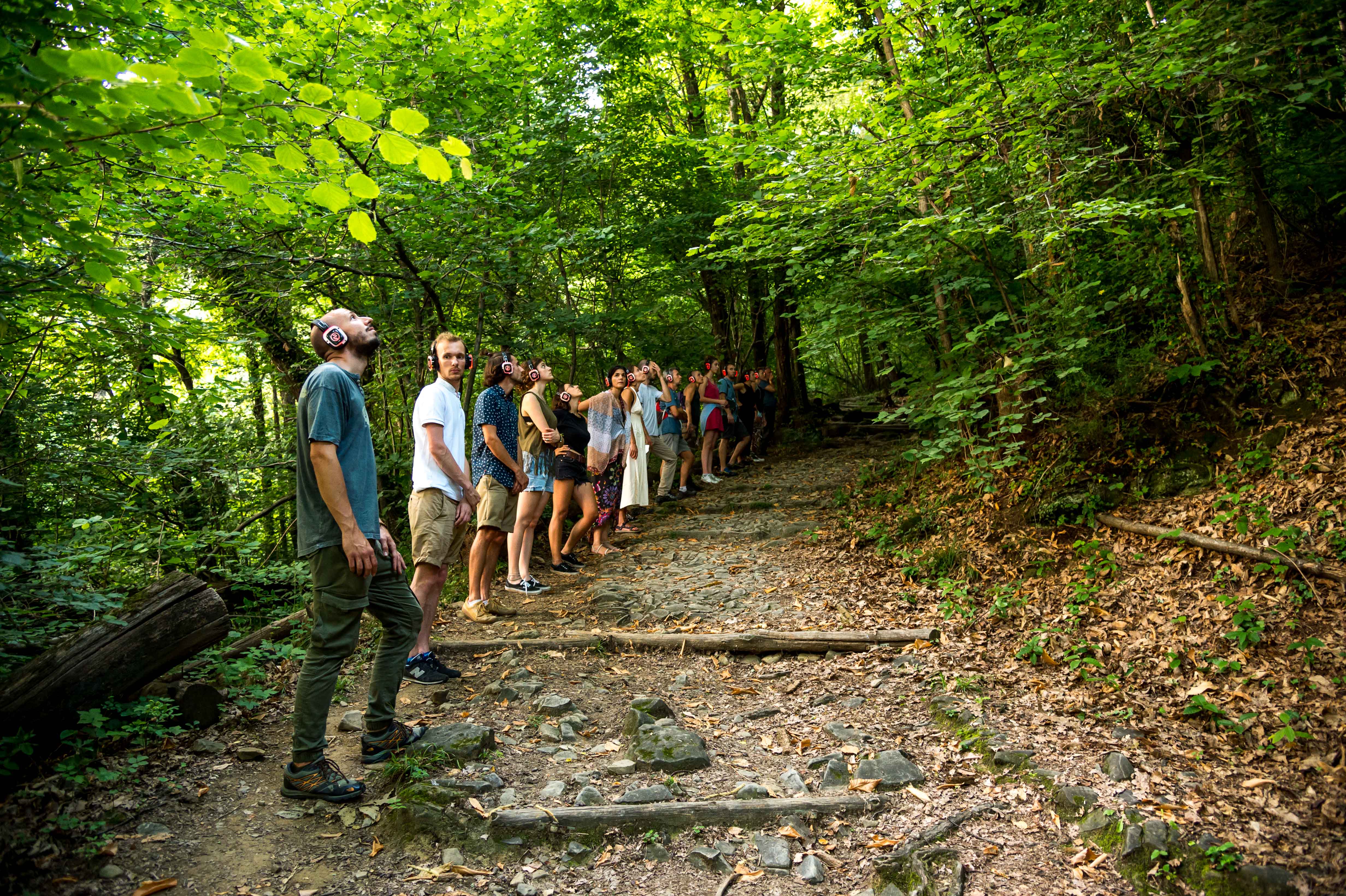 Persone nel bosco con la cuffia